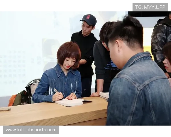 粉丝签名会排长队,电竞明星与爱好者亲切互动